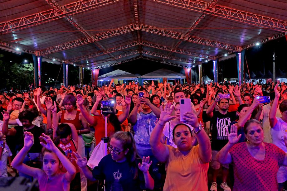 Católicos de Três Lagoas e região lotaram a Esplanada NOB para prestigiar o último dia do Festival Mix das Águas