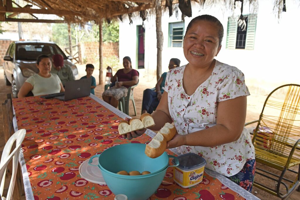 Mãos do campo e das aldeias levam comida sustentável e de qualidade para mesa dos alunos