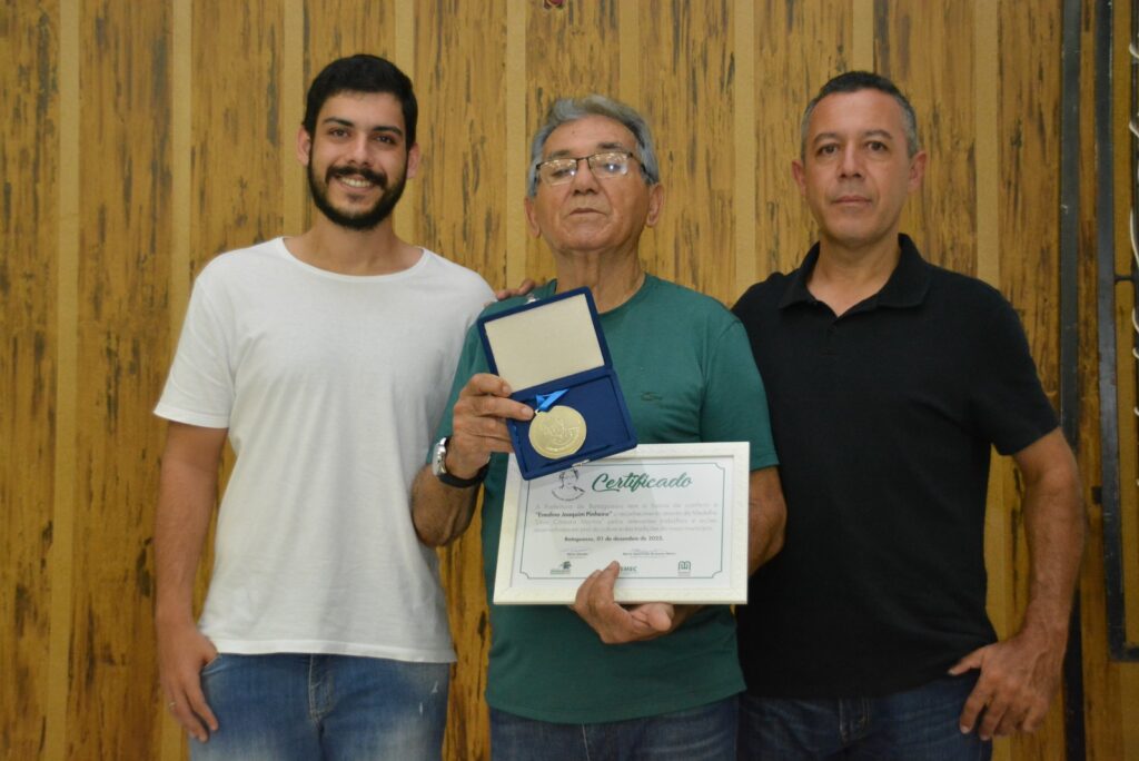 Enedino Joaquim Pinheiro é condecorado com Medalha "Diva Câmara Martins"