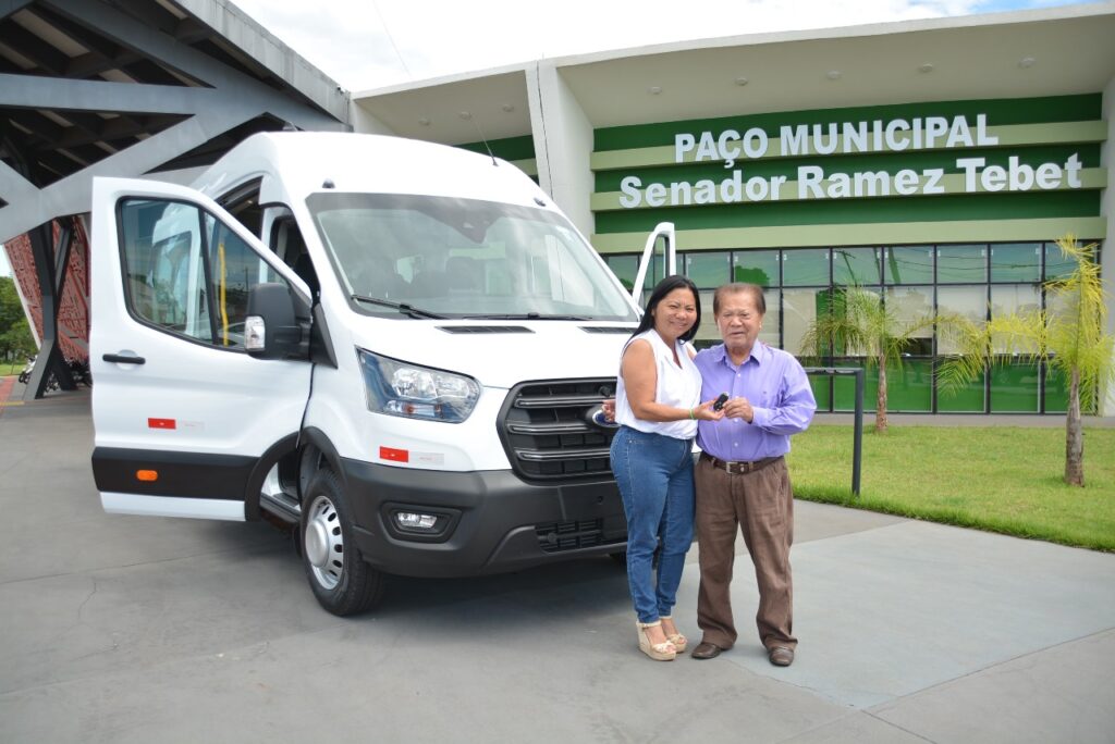 Prefeito Akira entrega van para transporte de idosos atendidos pelo Clube da Melhor Idade