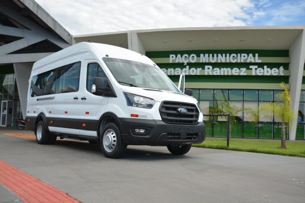 Prefeito Akira entrega van para transporte de idosos atendidos pelo Clube da Melhor Idade