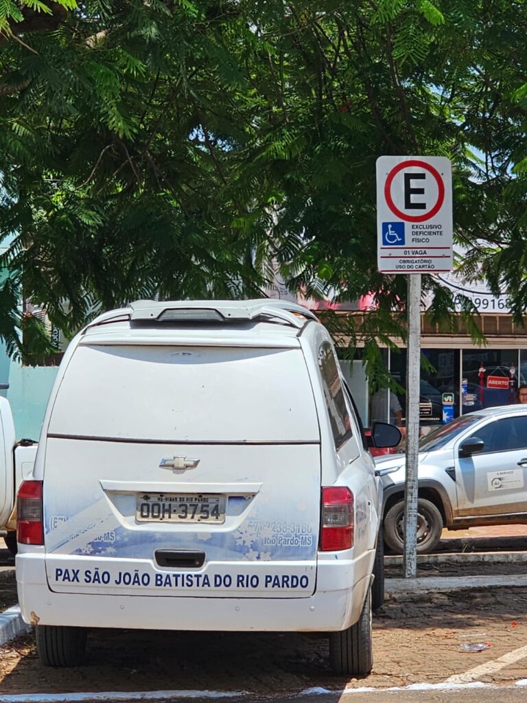 Flagrante: vídeo mostra vereador desrespeitando vaga de deficientes em Ribas do Rio Pardo
