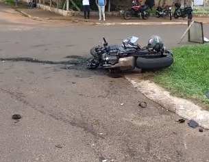 Homem é arremessado de moto e fica em estado grave após colisão com carro em Campo Grande