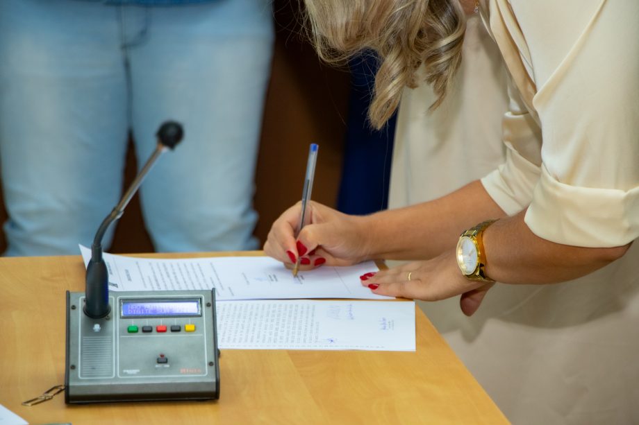 Novos conselheiros tutelares foram empossados em cerimônia solene na Câmara Municipal