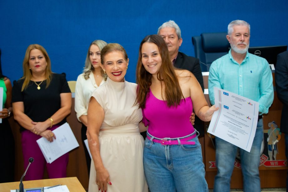 Novos conselheiros tutelares foram empossados em cerimônia solene na Câmara Municipal