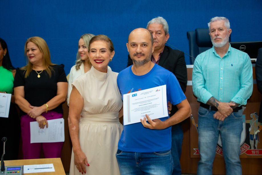 Novos conselheiros tutelares foram empossados em cerimônia solene na Câmara Municipal