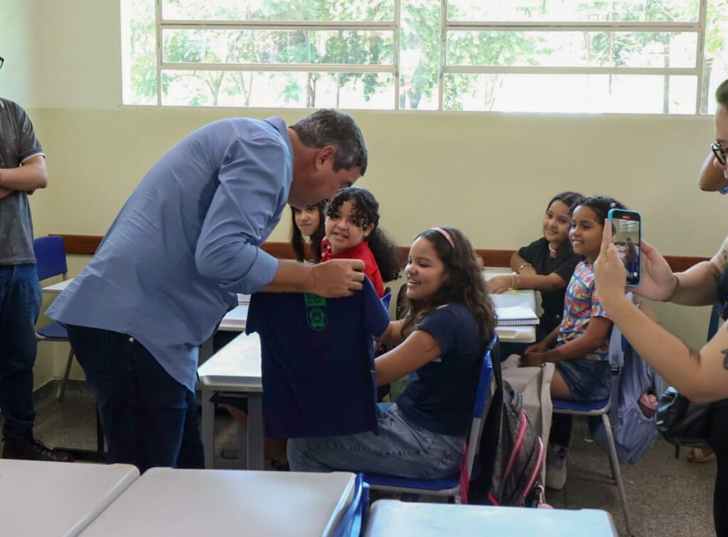 Com foco na educação moderna e de qualidade, Governo entrega reforma de escola em Ribas do Rio Pardo