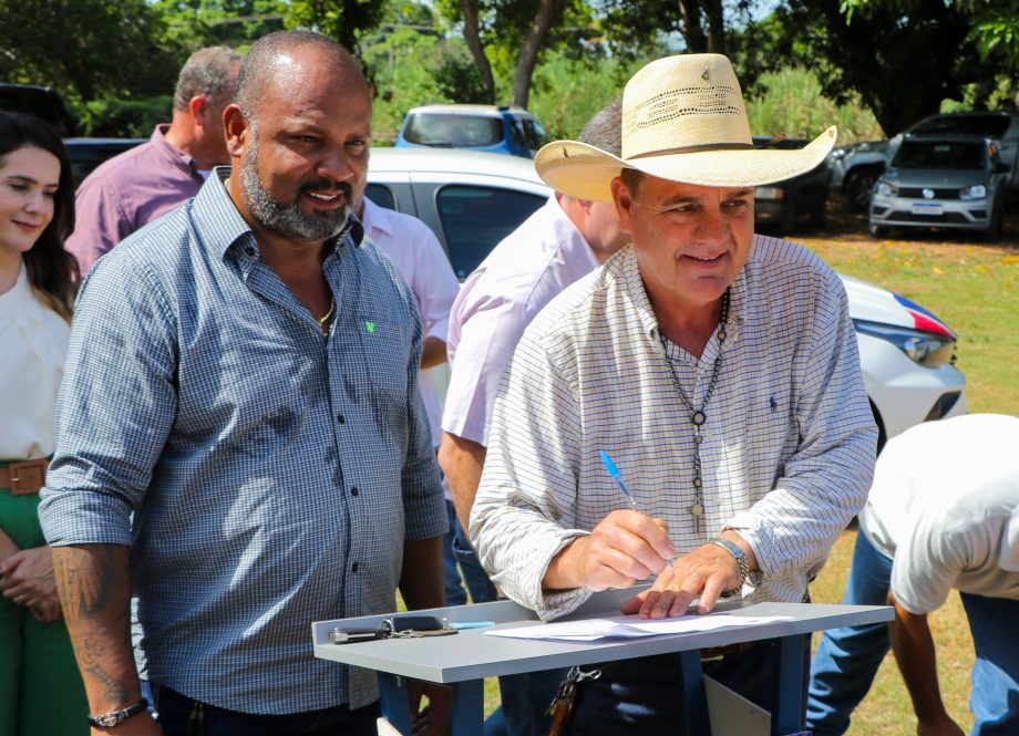 Prefeito Angelo Guerreiro assina ordem de serviço de asfalto e drenagem no Distrito do Arapuá