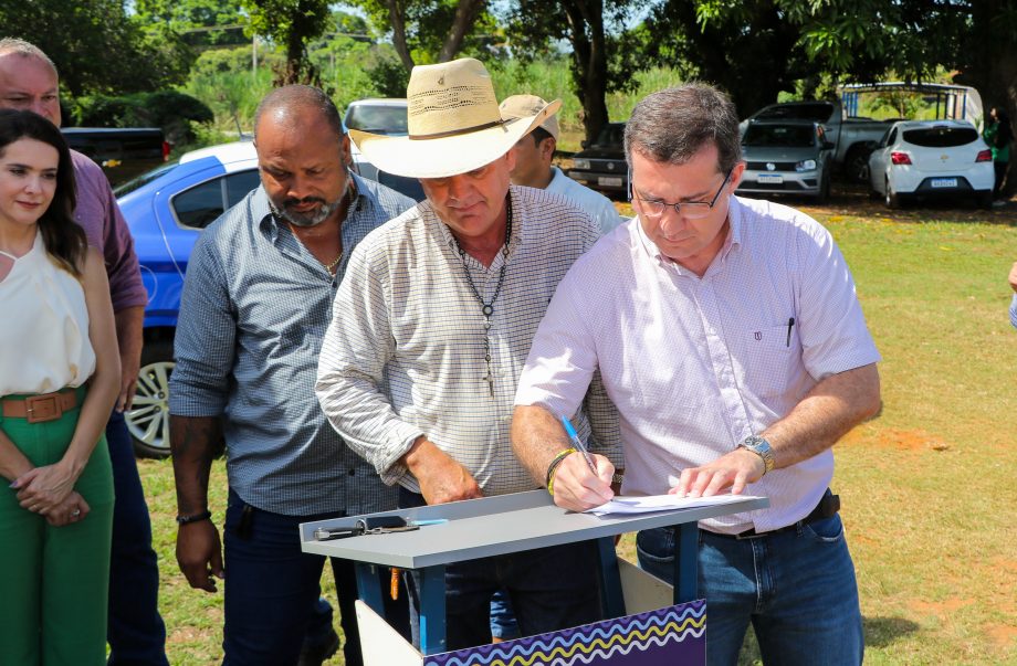 Prefeito Angelo Guerreiro assina ordem de serviço de asfalto e drenagem no Distrito do Arapuá