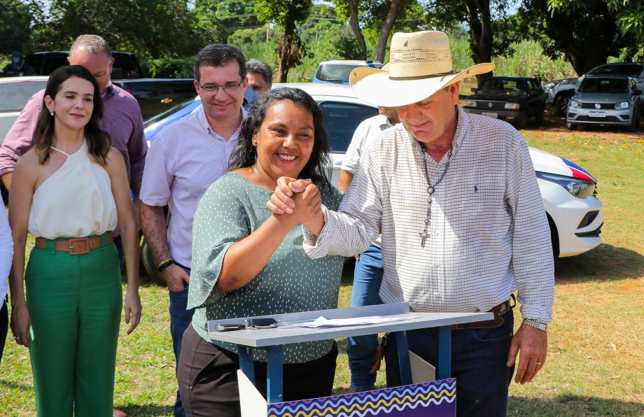 Prefeito Angelo Guerreiro assina ordem de serviço de asfalto e drenagem no Distrito do Arapuá