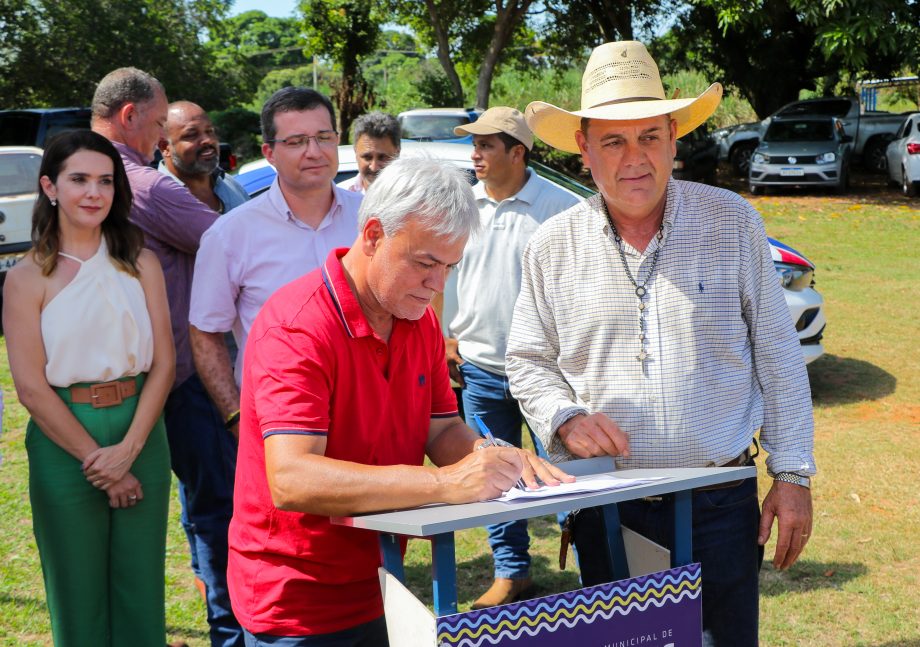 Prefeito Angelo Guerreiro assina ordem de serviço de asfalto e drenagem no Distrito do Arapuá