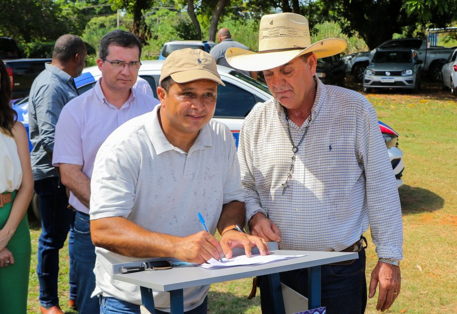 Prefeito Angelo Guerreiro assina ordem de serviço de asfalto e drenagem no Distrito do Arapuá