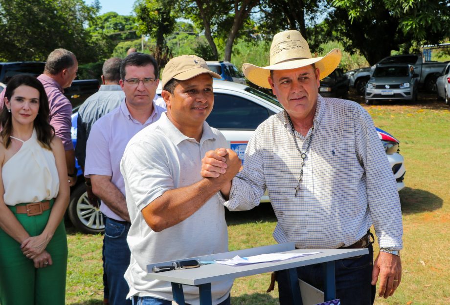 Prefeito Angelo Guerreiro assina ordem de serviço de asfalto e drenagem no Distrito do Arapuá