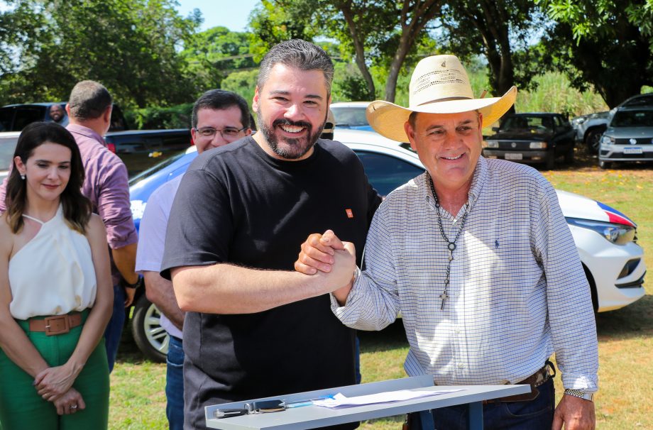 Prefeito Angelo Guerreiro assina ordem de serviço de asfalto e drenagem no Distrito do Arapuá