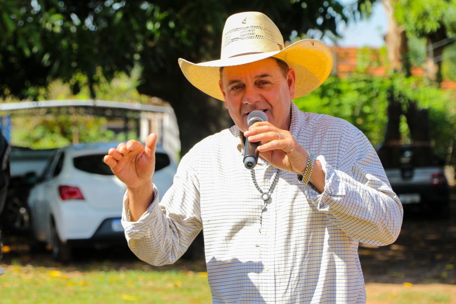 Prefeito Angelo Guerreiro assina ordem de serviço de asfalto e drenagem no Distrito do Arapuá