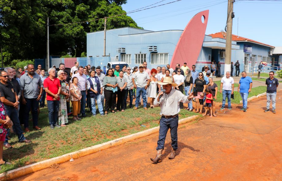 Prefeito Angelo Guerreiro assina ordem de serviço de asfalto e drenagem no Distrito do Arapuá