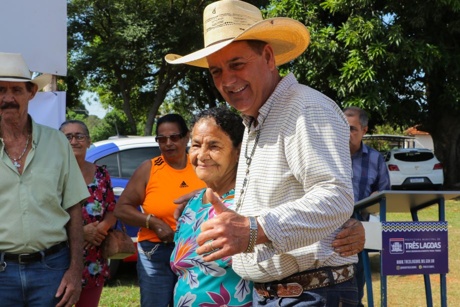 Prefeito Angelo Guerreiro assina ordem de serviço de asfalto e drenagem no Distrito do Arapuá