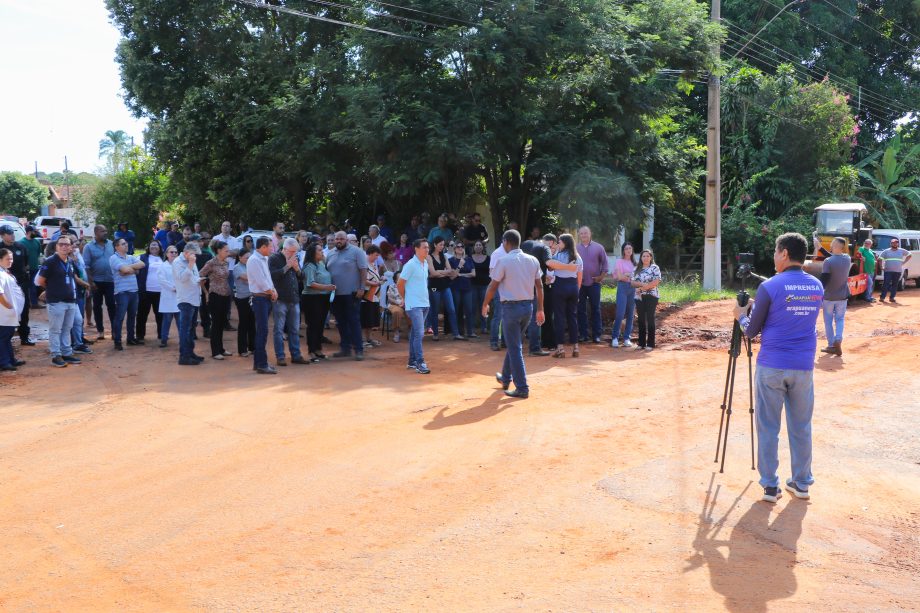 Prefeito Angelo Guerreiro assina ordem de serviço de asfalto e drenagem no Distrito do Arapuá