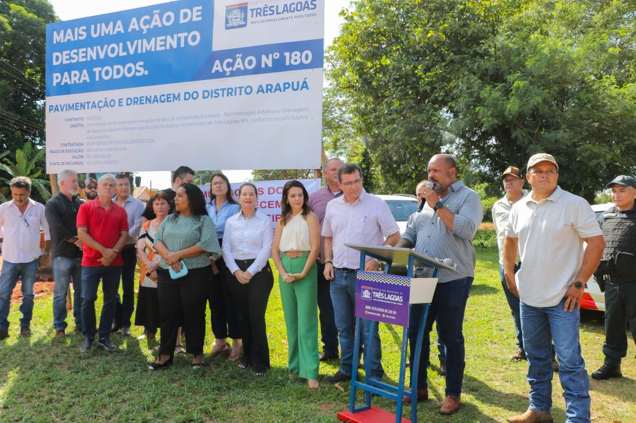 Prefeito Angelo Guerreiro assina ordem de serviço de asfalto e drenagem no Distrito do Arapuá