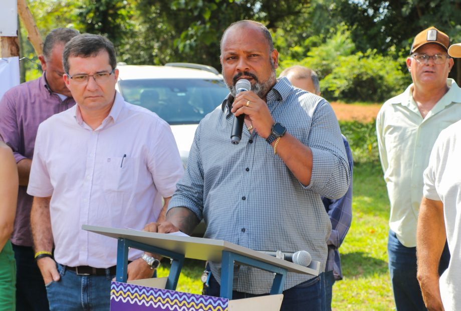 Prefeito Angelo Guerreiro assina ordem de serviço de asfalto e drenagem no Distrito do Arapuá