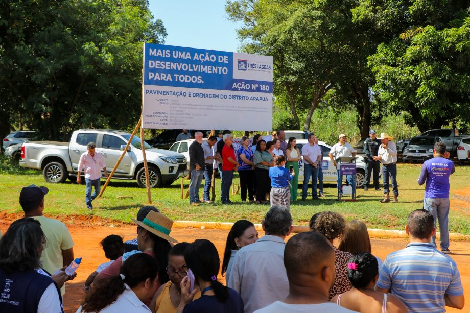 Prefeito Angelo Guerreiro assina ordem de serviço de asfalto e drenagem no Distrito do Arapuá