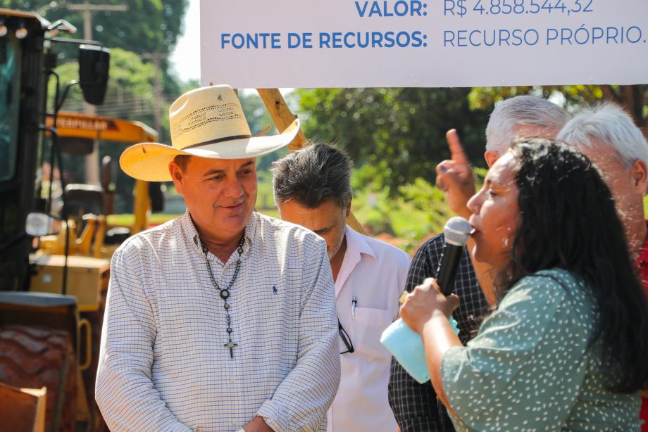 Prefeito Angelo Guerreiro assina ordem de serviço de asfalto e drenagem no Distrito do Arapuá