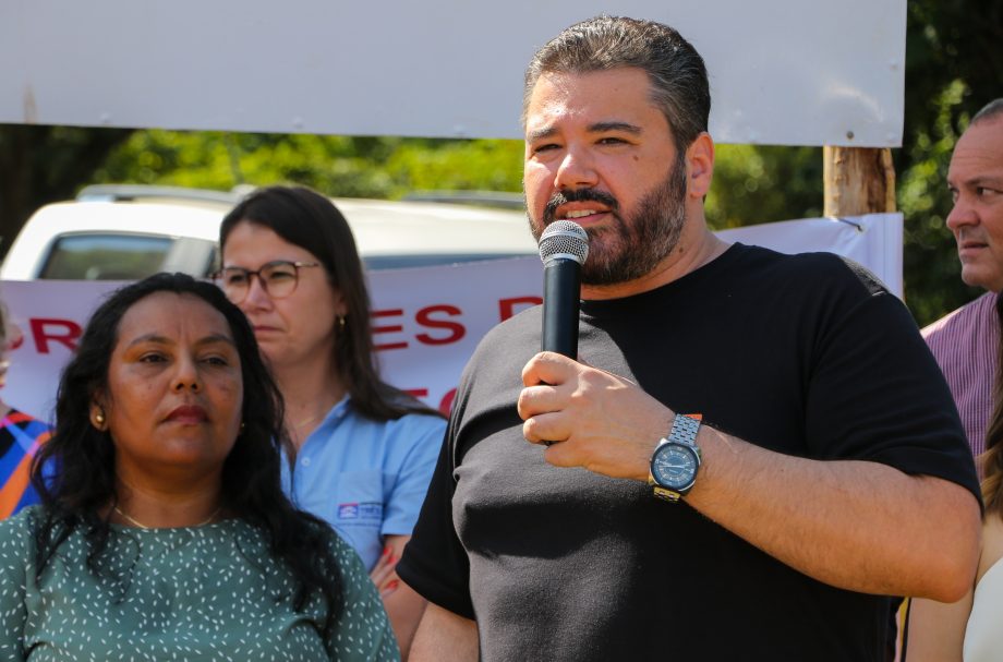 Prefeito Angelo Guerreiro assina ordem de serviço de asfalto e drenagem no Distrito do Arapuá