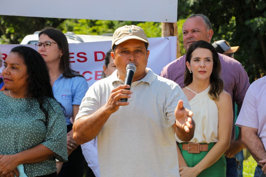 Prefeito Angelo Guerreiro assina ordem de serviço de asfalto e drenagem no Distrito do Arapuá