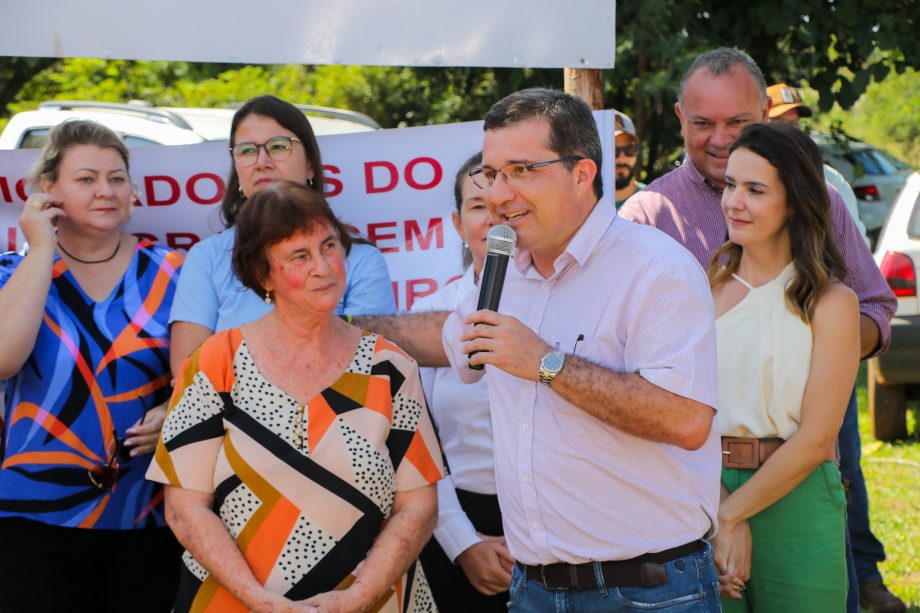 Prefeito Angelo Guerreiro assina ordem de serviço de asfalto e drenagem no Distrito do Arapuá