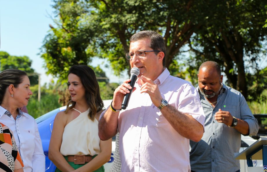 Prefeito Angelo Guerreiro assina ordem de serviço de asfalto e drenagem no Distrito do Arapuá