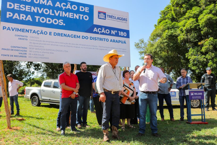 Prefeito Angelo Guerreiro assina ordem de serviço de asfalto e drenagem no Distrito do Arapuá