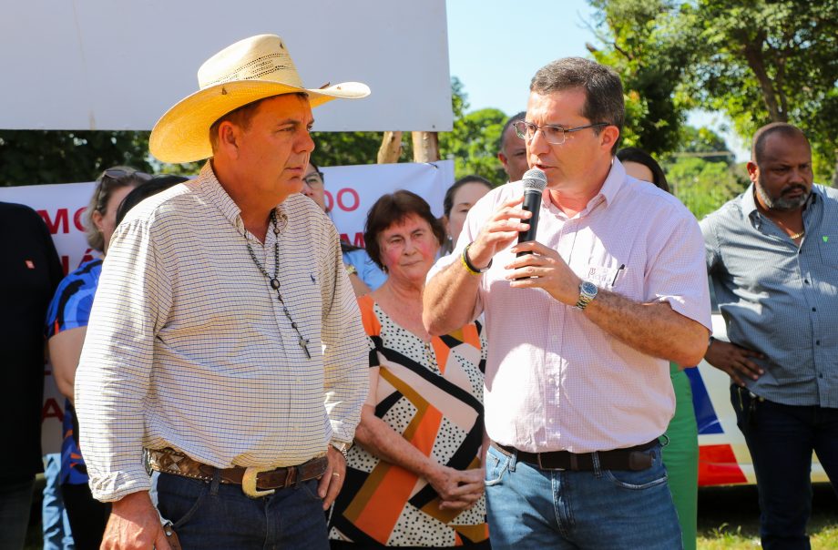 Prefeito Angelo Guerreiro assina ordem de serviço de asfalto e drenagem no Distrito do Arapuá