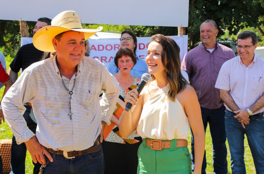 Prefeito Angelo Guerreiro assina ordem de serviço de asfalto e drenagem no Distrito do Arapuá