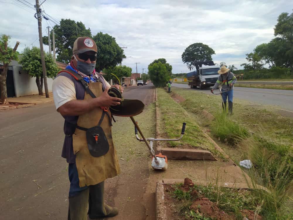 Serviços Urbanos de Brasilândia realiza serviço de roçagem e limpeza na Cidade