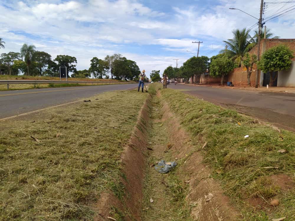 Serviços Urbanos de Brasilândia realiza serviço de roçagem e limpeza na Cidade