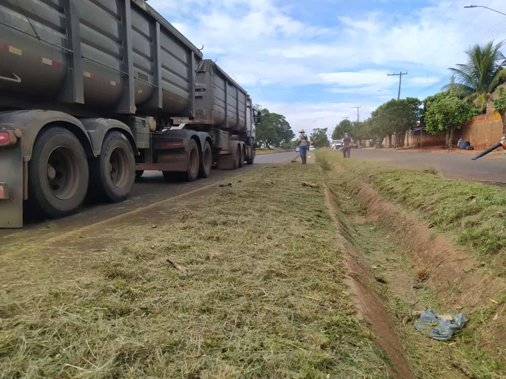 Serviços Urbanos de Brasilândia realiza serviço de roçagem e limpeza na Cidade