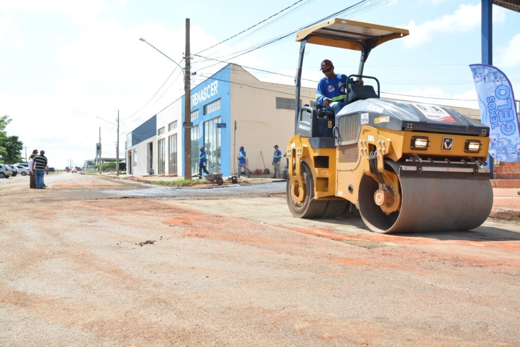 Akira vistoria obra de restauração asfáltica da Avenida São José em Bataguassu 