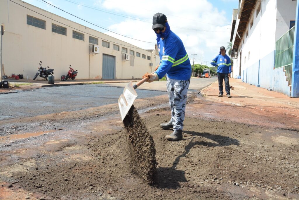 Akira vistoria obra de restauração asfáltica da Avenida São José em Bataguassu 