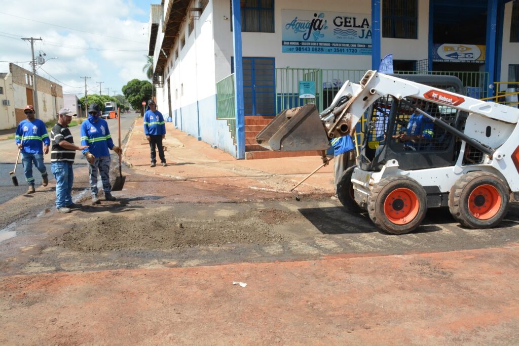 Akira vistoria obra de restauração asfáltica da Avenida São José em Bataguassu 