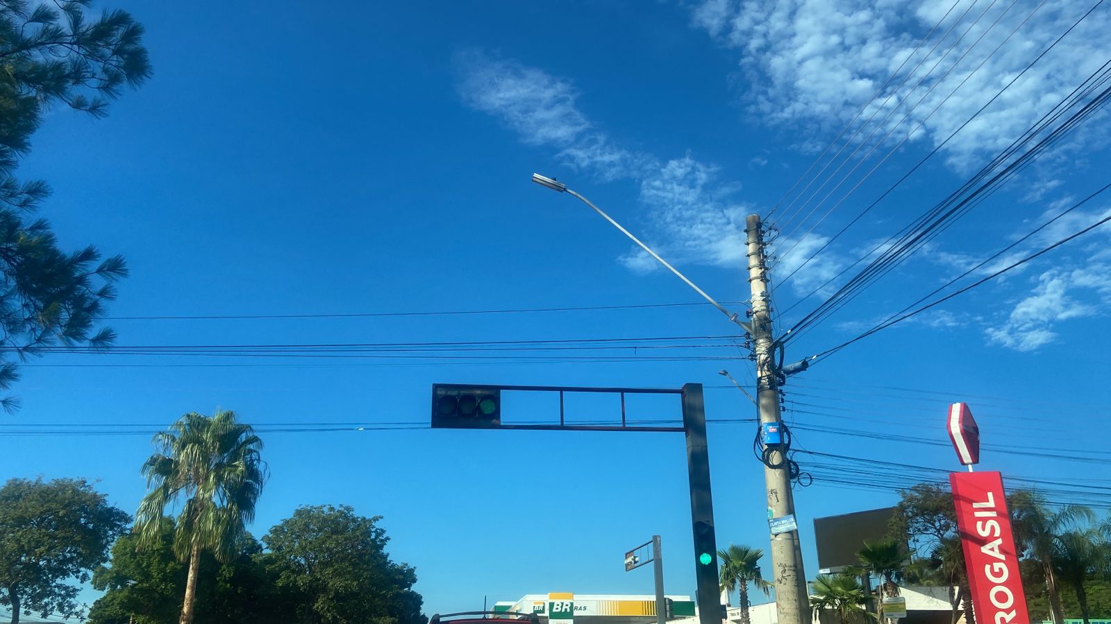 Com aquecimento acentuado durante o dia, calor e tempo seco