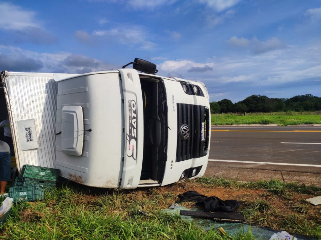 Caminhão tomba e causa transtorno no tráfego da BR-262, próximo a Castilho