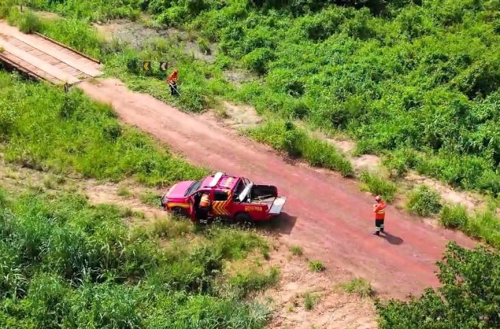 Bombeiros de MS atuam para preservar pontes na Estrada Parque, vegetação e moradias de ribeirinhos no Pantanal