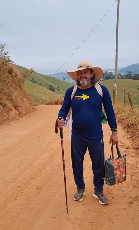 Devoto que carrega santa de 25 kg se curou de diabetes e pressão alta e acredita em milagre