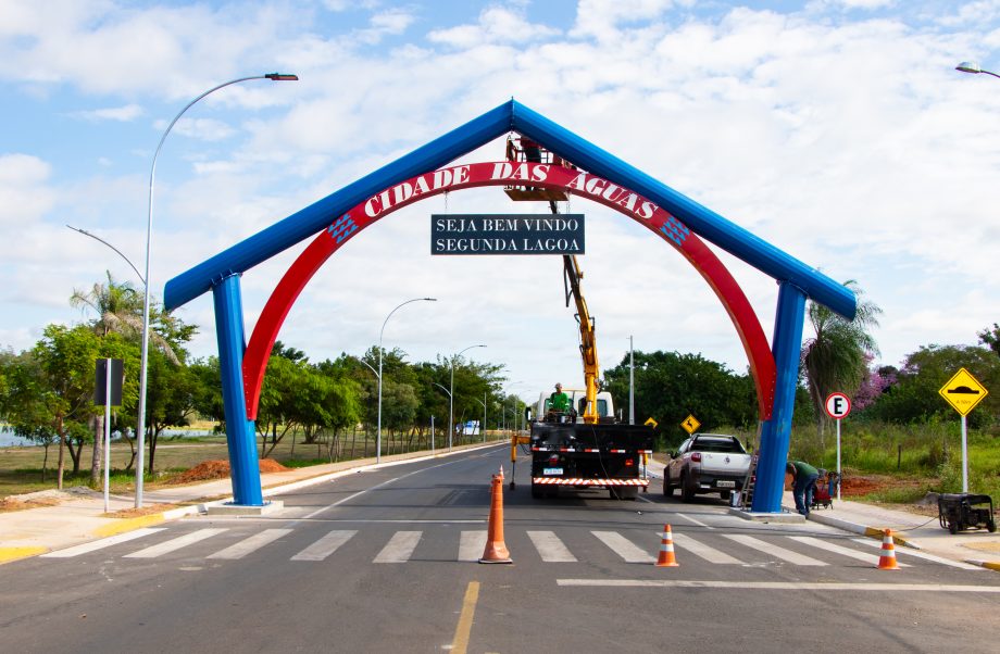 Segunda Lagoa ganha portal artesanal na Avenida dos Oleiros