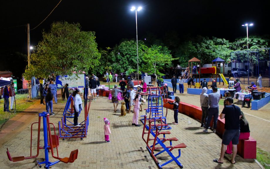 VIDA NA PRAÇA – Projeto esquentou o sábado na praça do Bairro JK