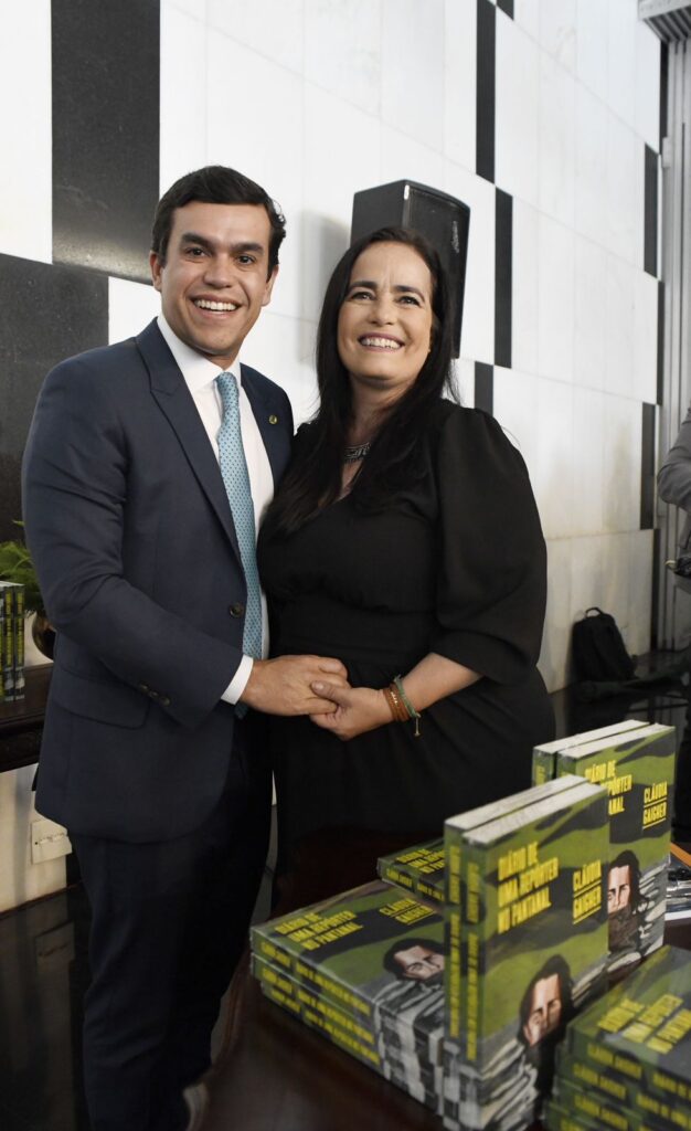 Jornalista Cláudia Gaigher lança livro em Brasília 