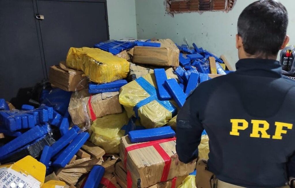 PRF apreende 1.987 kg de maconha e recupera caminhonete em Itaquiraí