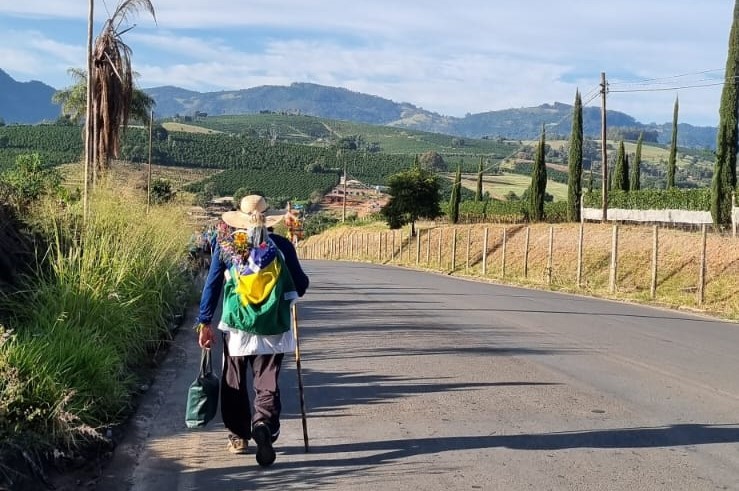 Devoto que carrega santa de 25 kg se curou de diabetes e pressão alta e acredita em milagre