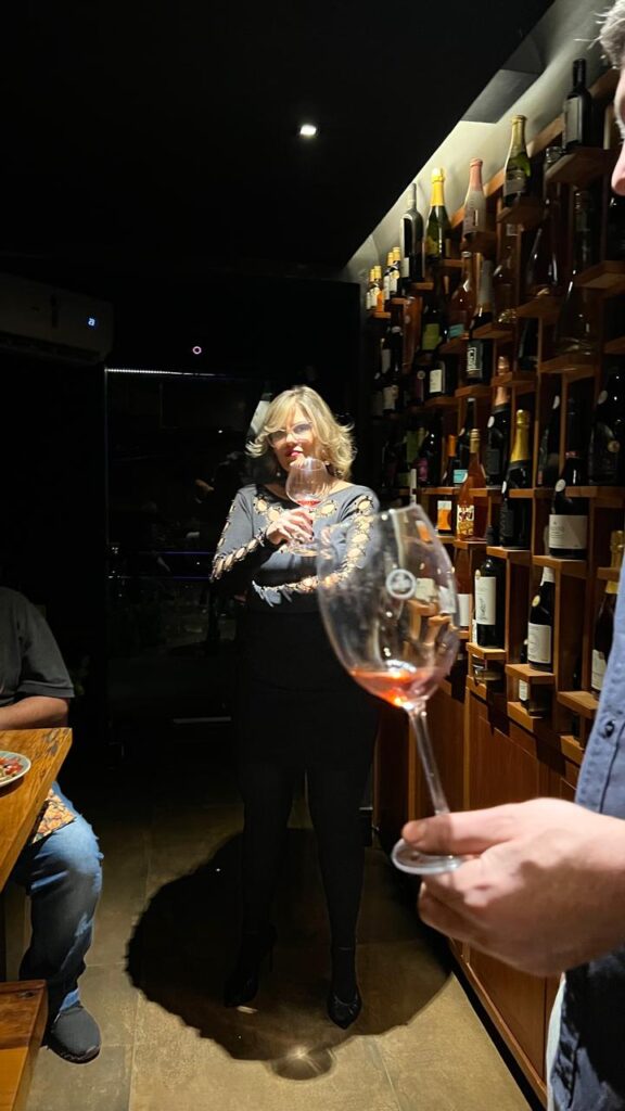Em noite agradável, Casa Conceito SEW Vinhos reúne casais para lançamento do rótulo em homenagem ao Helinho chef