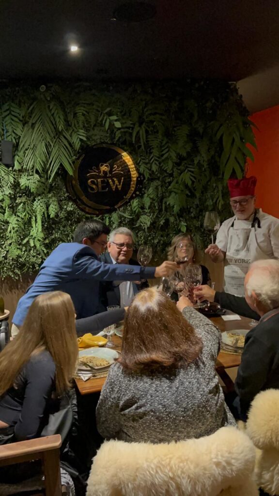 Em noite agradável, Casa Conceito SEW Vinhos reúne casais para lançamento do rótulo em homenagem ao Helinho chef